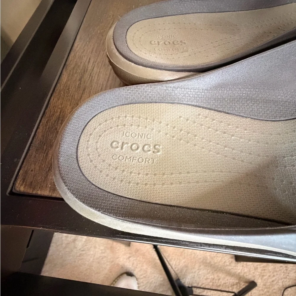 CROCS Men Iconic - Comfort Thomg Sandal Gray and Tan - Picture 2 of 9